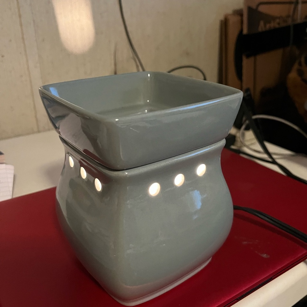 Scentsy Classic Curve-Gloss Gray Wax Warmer